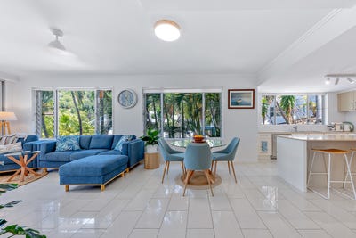 /international/au/17-15-flame-tree-court-airlie-beach-qld-152679820/