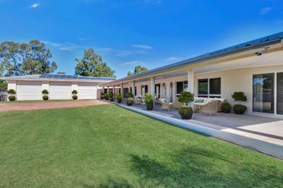 /international/au/1-isaac-street-deeragun-qld-148493840/