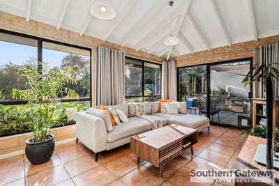 /international/au/11-hume-court-parmelia-wa-148463356/