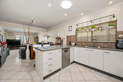 /international/au/17-smythe-crescent-south-bunbury-wa-152387240/