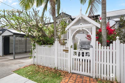 /international/au/49-geelong-street-east-brisbane-qld-152488408/