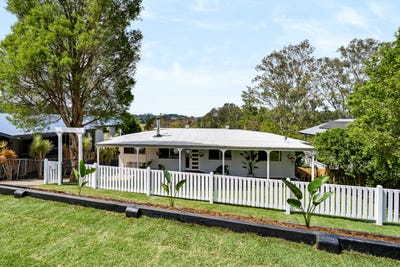/international/au/10-12-enchelmaier-street-dayboro-qld-152431436/