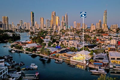 /international/au/92-gibraltar-drive-isle-of-capri-qld-150933812/