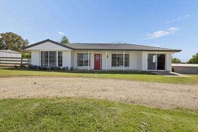 /international/au/102-willawong-street-young-nsw-152480432/