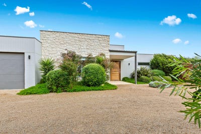 /international/au/17-daniella-crt-st-andrews-beach-vic-148657856/