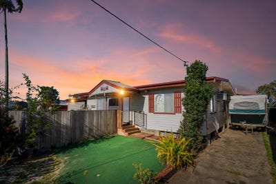 /international/au/17-svendsen-street-bungalow-qld-148478204/
