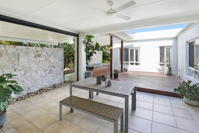 /international/au/2-sumatra-court-kawana-island-qld-152358972/