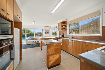 /international/au/15-kinleyside-crescent-weetangera-act-151204460/
