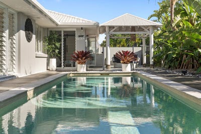 /international/au/28-cayman-drive-clear-island-waters-qld-151274788/