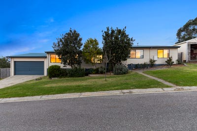 /international/au/7-kathryn-close-pakenham-vic-151323500/