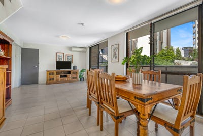 /international/au/19-9-land-street-toowong-qld-151288736/