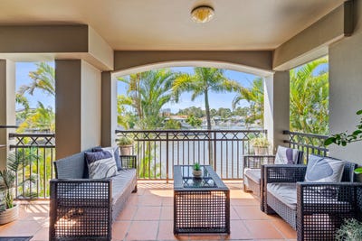 /international/au/19-82-86-limetree-parade-runaway-bay-qld-150538080/