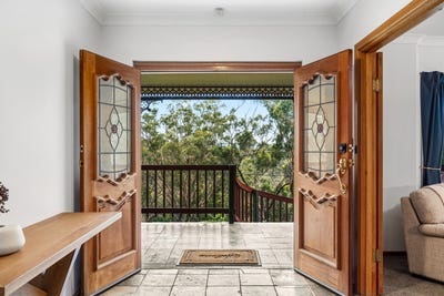 /international/au/9-bushland-drive-bellevue-heights-sa-152479004/