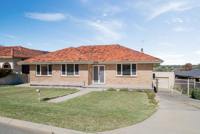 /international/au/191-clontarf-road-hamilton-hill-wa-151243520/