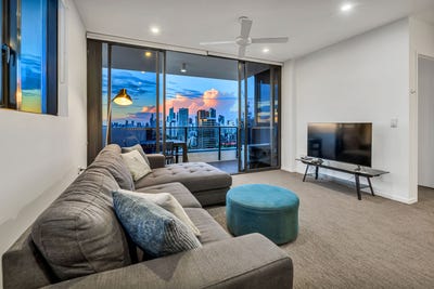/international/au/128-2729-2733-gold-coast-highway-broadbeach-qld-151249016/