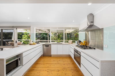 /international/au/13-redgum-close-bateau-bay-nsw-152681948/