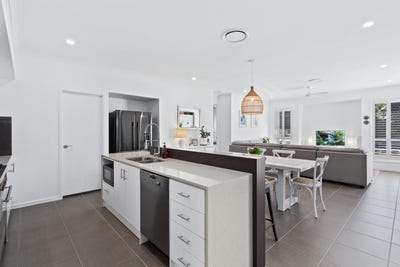 /international/au/7-goss-avenue-labrador-qld-148225684/