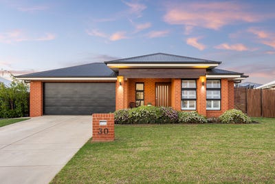 /international/au/30-turramia-crescent-gobbagombalin-nsw-152617168/