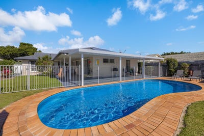 /international/au/15-sir-joseph-banks-drive-pelican-waters-qld-151795380/