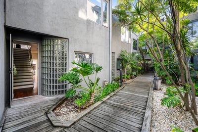 /international/au/18-15-beach-street-port-melbourne-vic-151435248/