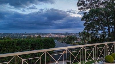 /international/au/6-roderic-crt-mount-lofty-qld-151137452/