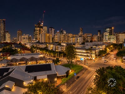 /international/au/909-8-dickens-street-spring-hill-qld-152642936/