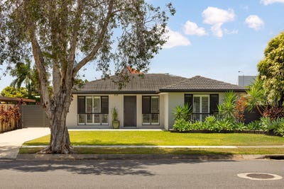 /international/au/28-patrea-street-banyo-qld-151303068/
