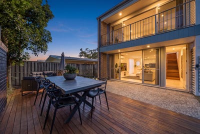 /international/au/2-39-gordon-street-labrador-qld-151602624/