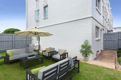 /international/au/1-8-cardross-street-yeerongpilly-qld-151004276/