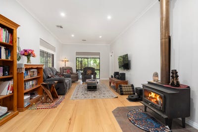 /international/au/29-twist-creek-road-yackandandah-vic-151036452/