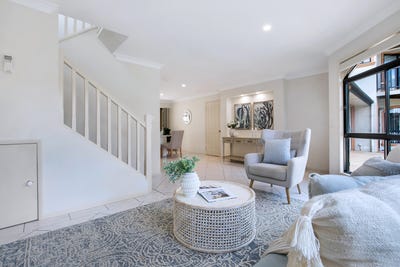 /international/au/32-12-greendale-way-carindale-qld-152503500/