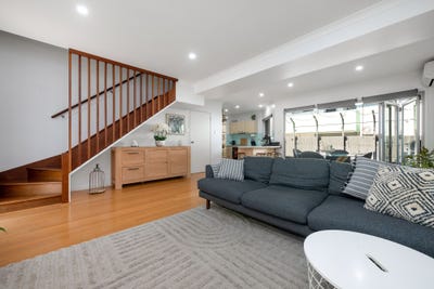 /international/au/9-35-richmond-road-morningside-qld-151339568/