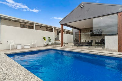 /international/au/18-clairmont-close-somerville-vic-151416260/