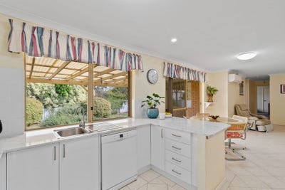 /international/au/15-pepperwood-rise-halls-head-wa-151259928/