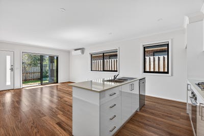 /international/au/5-cornelius-close-melton-south-vic-151106904/