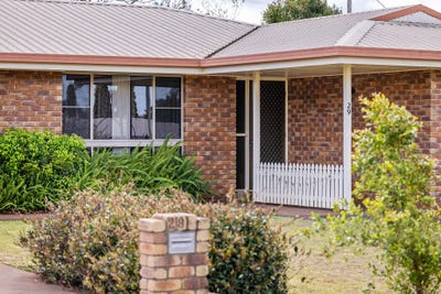 /international/au/29-seppelt-street-wilsonton-heights-qld-152464268/