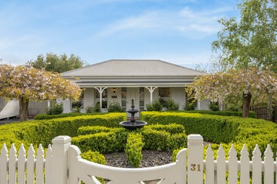 /international/au/31-the-boulevard-gisborne-vic-152557400/