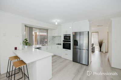 /international/au/22-richenda-court-marangaroo-wa-151118264/