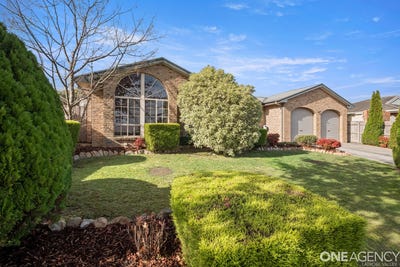 /international/au/14-skeldale-wynd-morwell-vic-151443576/