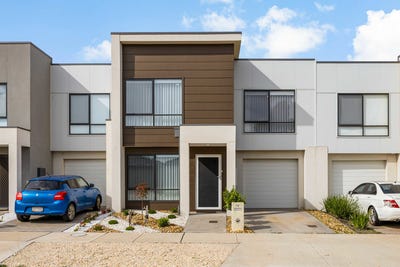 /international/au/12-marion-street-deanside-vic-150979824/