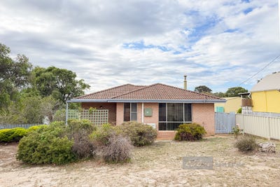 /international/au/17-john-street-bremer-bay-wa-151376904/