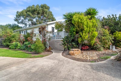 /international/au/19-manna-gum-drive-cowes-vic-151039752/