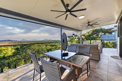 /international/au/6-chilott-court-bushland-beach-qld-151275404/