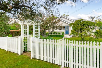 /international/au/112-waratah-road-wentworth-falls-nsw-152603636/