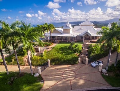 /international/au/10-12-hibiscus-court-rocky-point-qld-151361316/