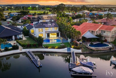 /international/au/7-kavieng-crescent-runaway-bay-qld-148331252/