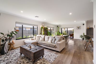 /international/au/7-tilbanup-drive-geographe-wa-152349176/