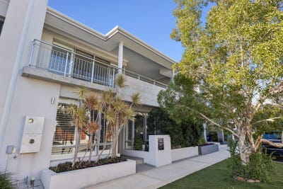 /international/au/17-rosemary-link-north-coogee-wa-150968360/