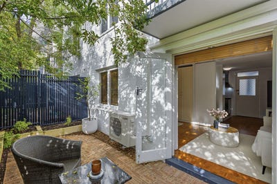 /international/au/11-17-23-the-avenue-crawley-wa-151390344/