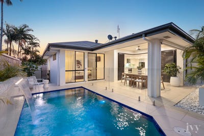 /international/au/70-poinsettia-avenue-runaway-bay-qld-151533508/